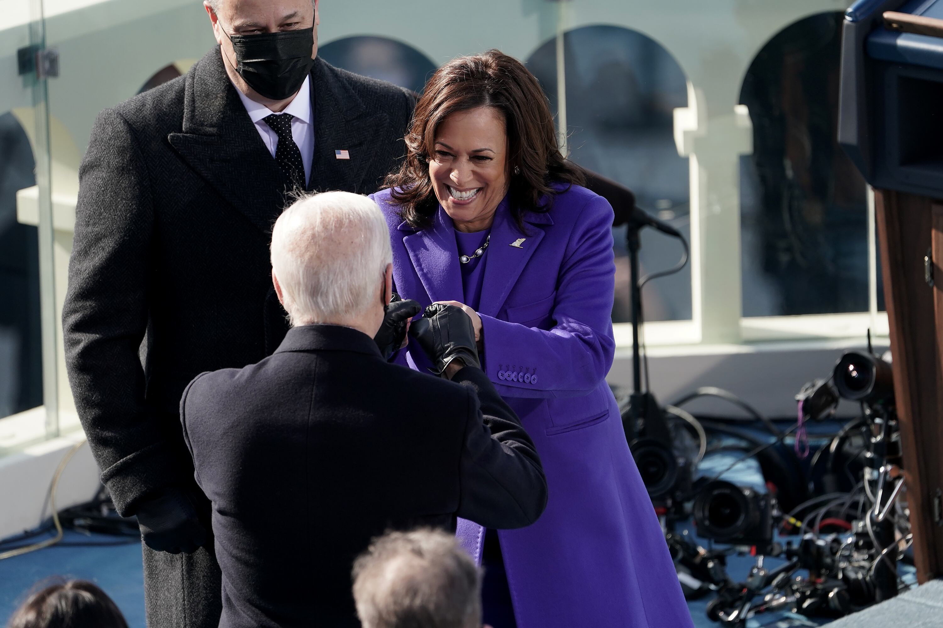 WASHINGTON, DC - 20 DE ENERO: La vicepresidenta Kamala Harris golpea con el puño al presidente Joe Biden después de prestar juramento durante la 59a inauguración presidencial el 20 de enero de 2021 en Washington, DC. Durante la ceremonia de inauguración de hoy, Joe Biden se convierte en el 46 ° presidente de los Estados Unidos. Greg Nash - Piscina / Getty Images / AFP