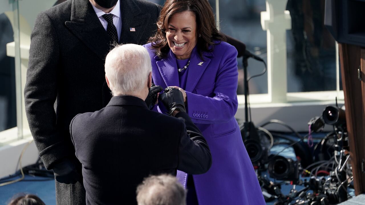 La vicepresidenta Kamala Harris golpea con el puño al presidente Joe Biden después de prestar juramento durante la 59a inauguración presidencial el 20 de enero de 2021 en Washington, DC.