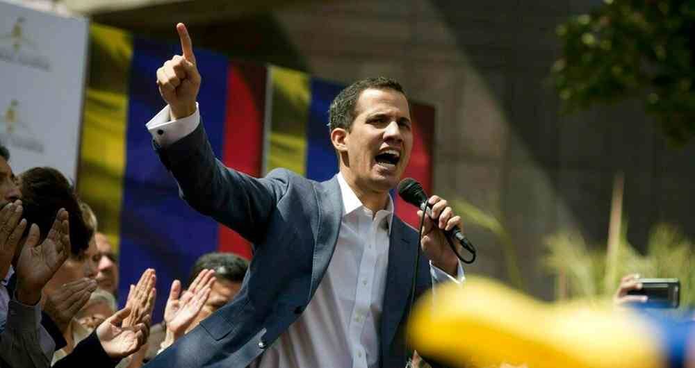 Juan Guaidó juró como presidente interino. 