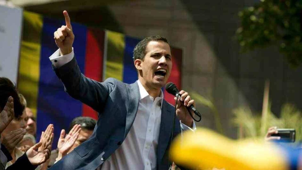 Juan Guaidó juro como presidente interino.