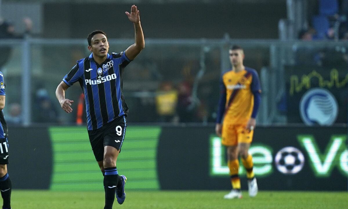 Atalanta's Luis Muriel celebrates scoring, during the Serie A soccer match between Calcio Atalanta and AS Roma at Gewis Stadium, in Bergamo, Italy, Saturday, Dec. 18, 2021. (Spada/LaPresse vía AP)