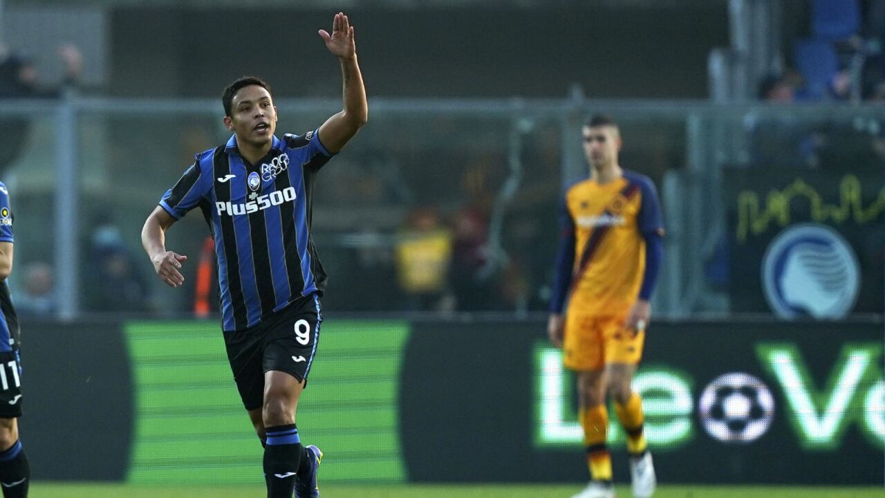 Atalanta's Luis Muriel celebrates scoring, during the Serie A soccer match between Calcio Atalanta and AS Roma at Gewis Stadium, in Bergamo, Italy, Saturday, Dec. 18, 2021. (Spada/LaPresse vía AP)