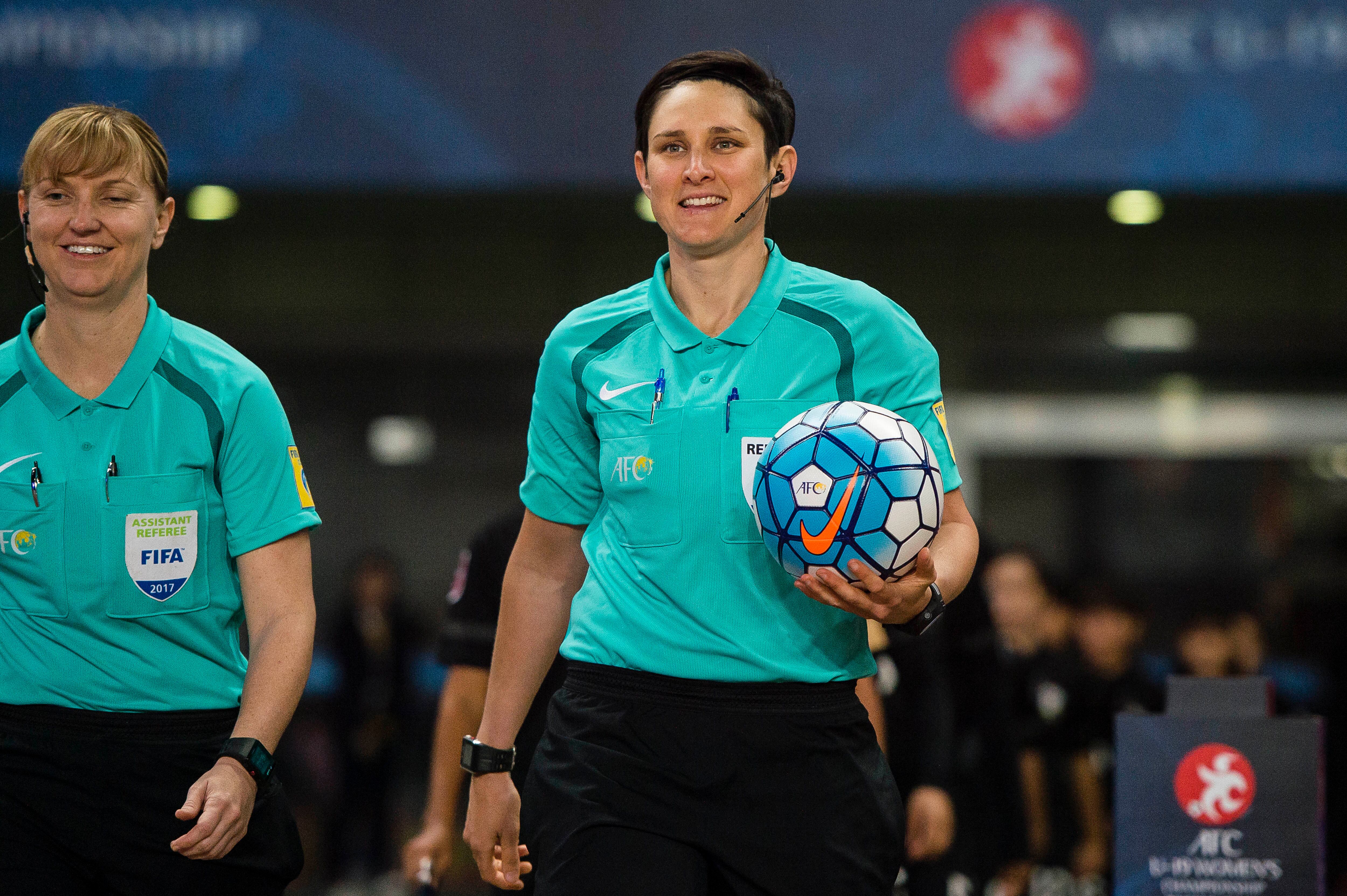 La árbitro de la FIFA Katherine Jacewicz (Australia) durante su partido de la fase de grupos A del Campeonato Femenino Sub-19 de la AFC 2017 entre Corea del Norte y Tailandia en el Estadio del Centro Deportivo Jiangning el 15 de octubre de 2017, en Nanjing, China. (Foto de Power Sport Images/Getty Images)