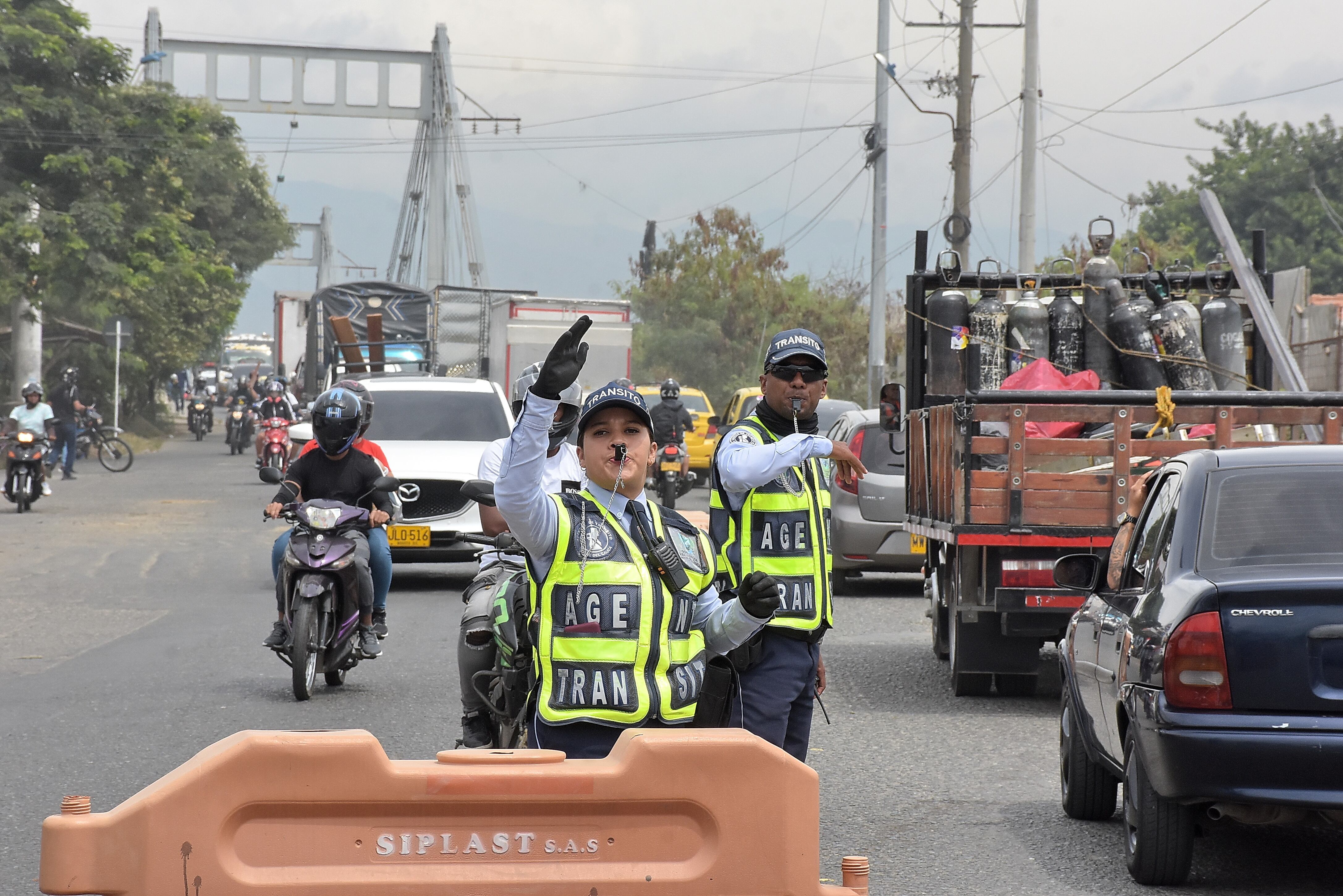 Con la construcción de los accesos al nuevo puente de Juanchito en marcha, desde este martes 1 de agosto se implementará un plan de desvíos y cambios viales en jurisdicción de Candelaria y Palmira. Diego Adolfo Méndez, secretario de Movilidad del Valle, dijo que el propósito es disminuir los tiempos de desplazamiento y evitar traumatismos en el sector, por donde circulan diariamente alrededor de 30 mil vehículos.