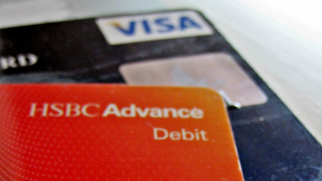 Cuando pague sus compras con la tarjeta de crédito, difiera las cuotas en el menor tiempo posible, así evitará pagar más intereses.