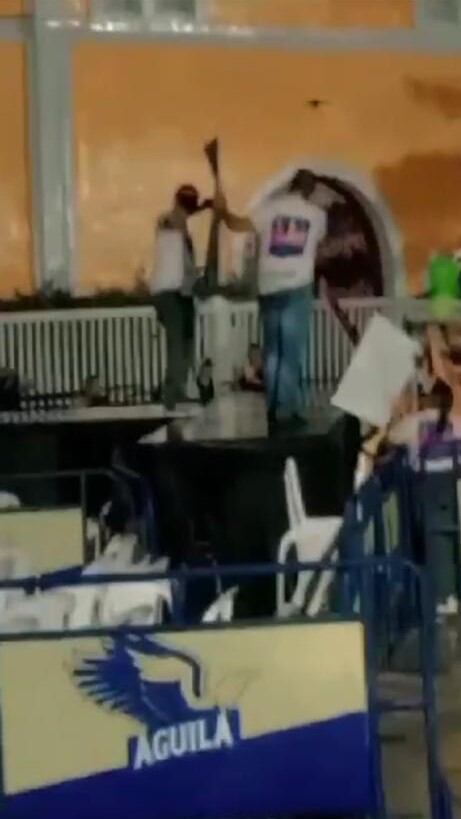 William Dau se cae de un escenario en Cartagena