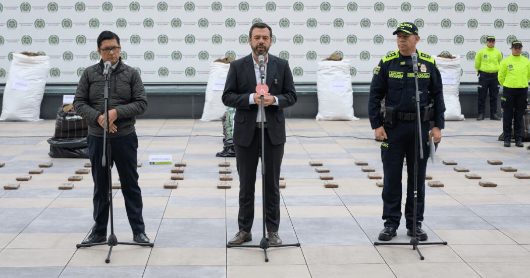 Cayeron alrededor de dos toneladas de marihuana en Bosa, "nuestros uniformados en su rápida reacción logran frustrar la comercialización de más de 400 mil dosis del estupefaciente en Bogotá", indicó la Policía.