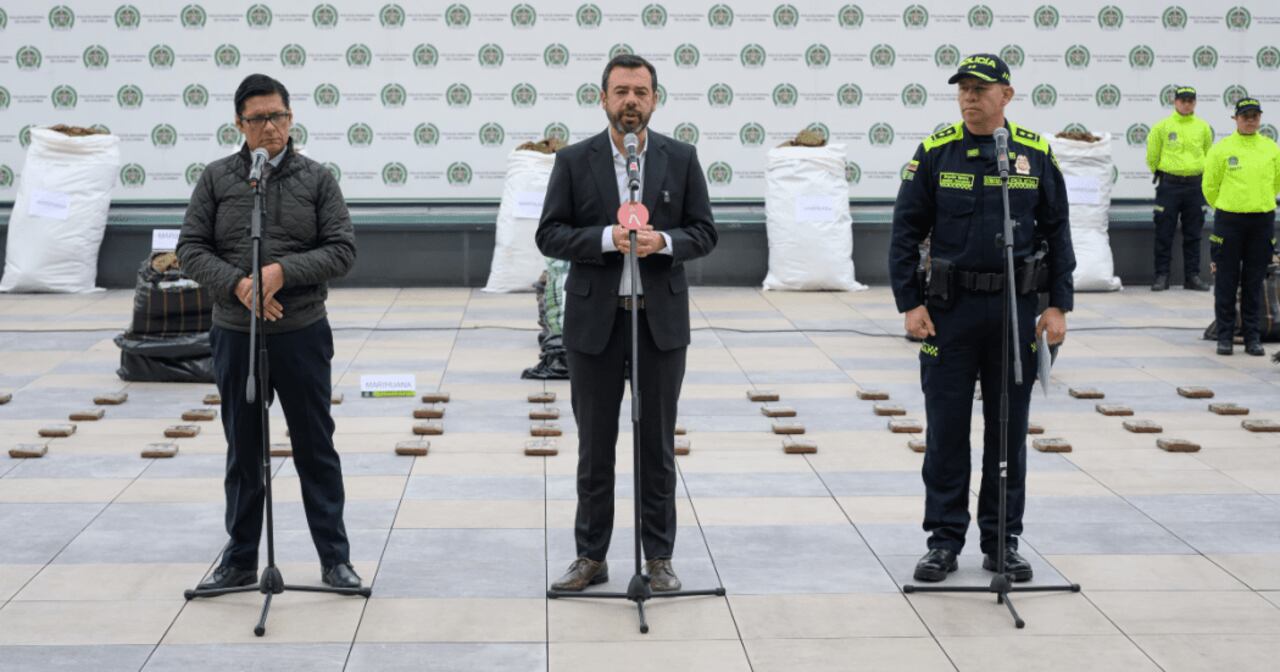 Cayeron alrededor de dos toneladas de marihuana en Bosa, "nuestros uniformados en su rápida reacción logran frustrar la comercialización de más de 400 mil dosis del estupefaciente en Bogotá", indicó la Policía.