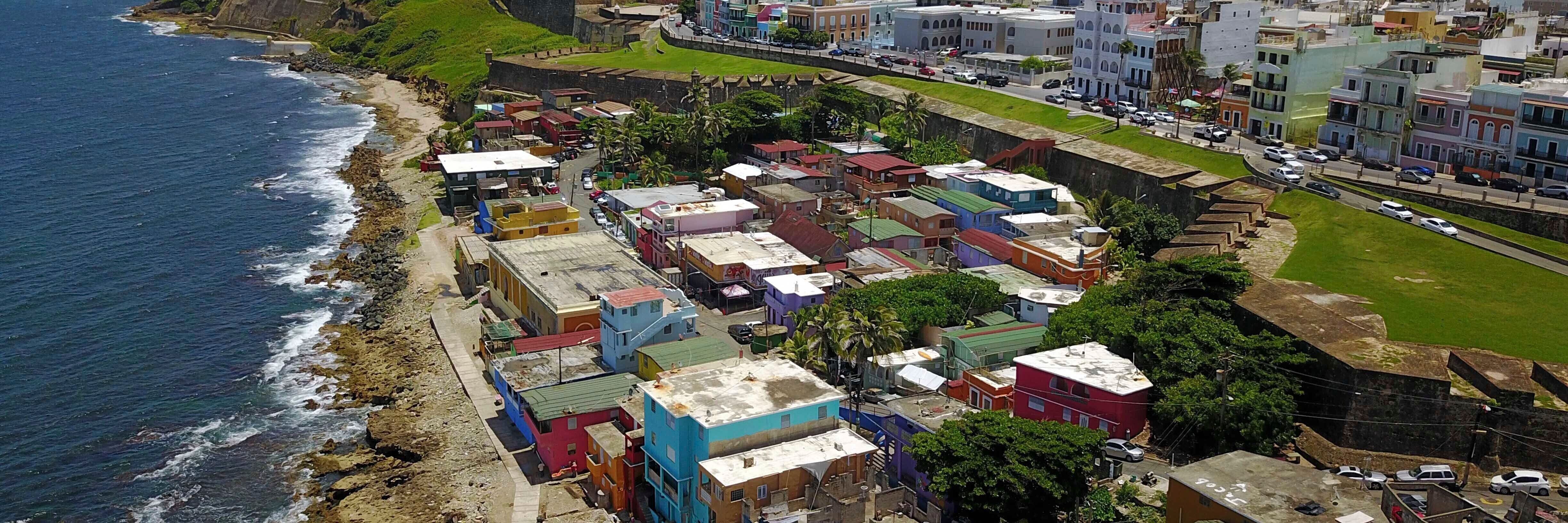 Fotografía aérea del barrio La Perla, ubicado junto al mar en San Juan, Puerto Rico, escenario del asesinato de un turista estadounidense.