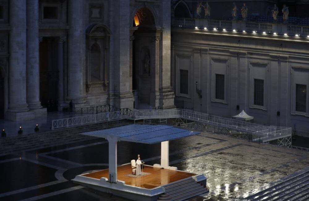 El papa Francisco presidió un momento de oración en la Basílica de San Pedro, para pedir por el bienestar de los millones de fieles que han sentido el impacto del coronavirus en su vida. En la bendición de  Urbi et Orbi, el pontífice dio la indulgencia mundial. Foto: Yara Nardi / AFP