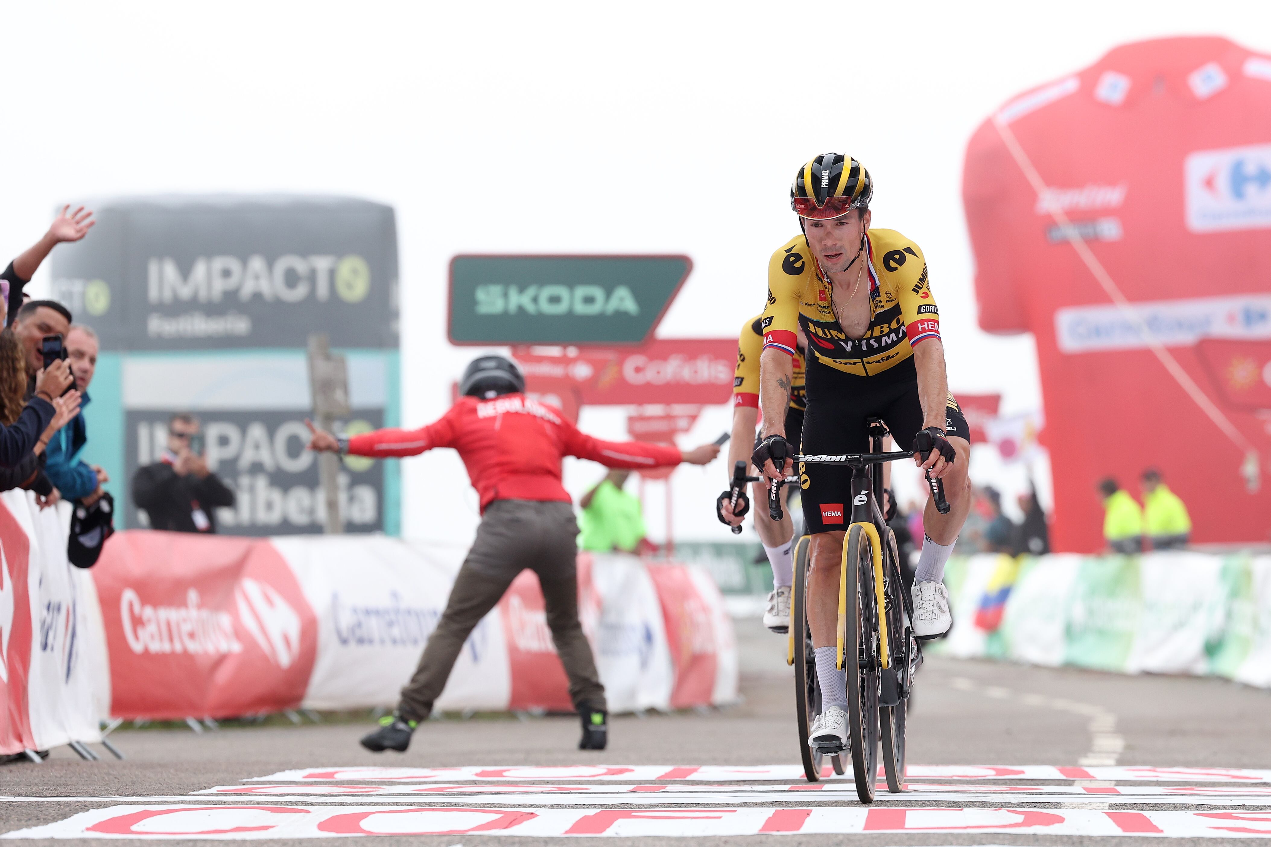 ALTU DE L'ANGLIRU, ESPAÑA - 13 DE SEPTIEMBRE: El ganador de la etapa Primož Roglic de Eslovenia y el equipo Jumbo-Visma cruzan la línea de meta durante la 78.ª Vuelta a España 2023, etapa 17, una etapa de 124,4 km desde Ribadesella - Ribeseya hasta el Altu de L'Angliru 1555m / #UCIWT / el 13 de septiembre de 2023 en el Altu de L'Angliru, España. (Foto de Alexander Hassenstein/Getty Images)