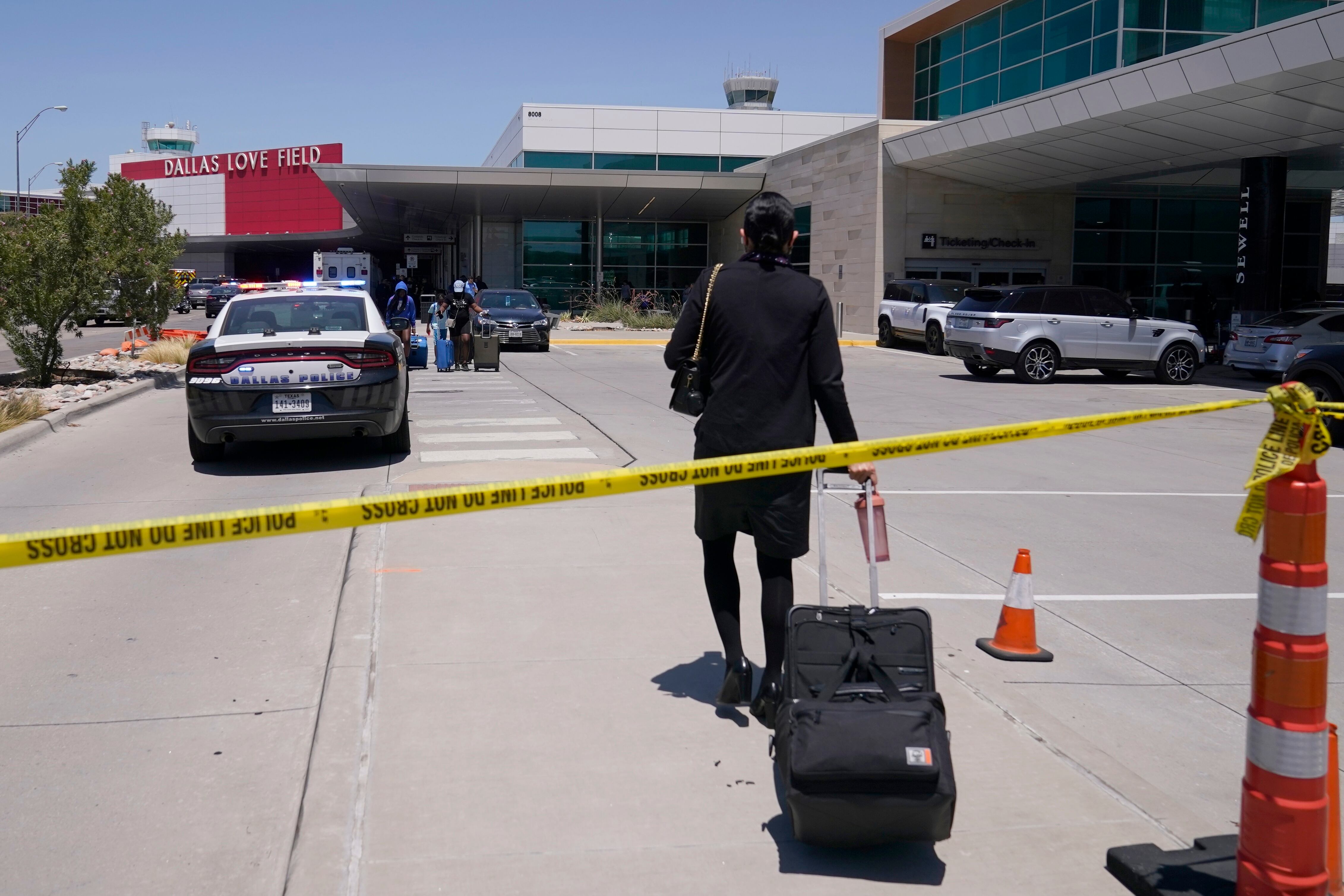 La mujer de 37 años fue baleada y herida por un policía después de que disparó al techo.