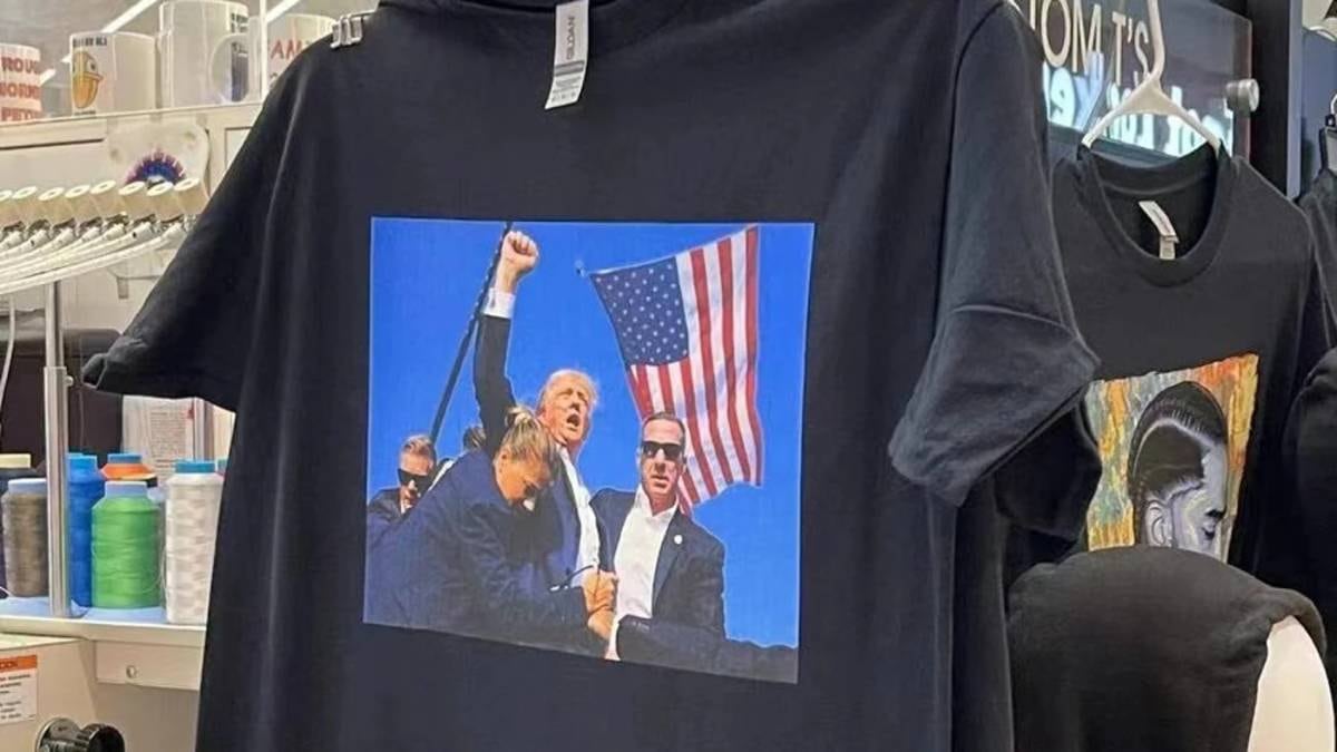 Comerciantes venden camiseta con la imagen de Donald Trump levantando su puño tras haber sufrido un atentado
