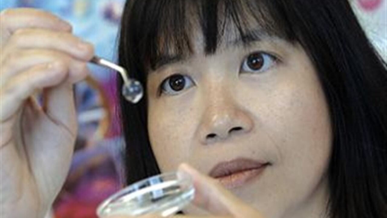 "Estamos intentando regenerar la córnea desde adentro", dijo la doctora May Griffith, científica del Instituto de Investigación del Hospital Ottawa, en Canadá, quien enseña medicina regenerativa en la Universidad Linkoping en Suecia.