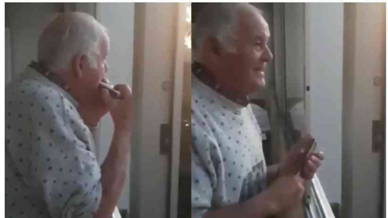 “¿Ves? Te has puesto nervioso. Mucho público. Yo entiendo.” a esto él sonríe y sigue tocando hasta que finalmente se une al aplauso con felicidad.