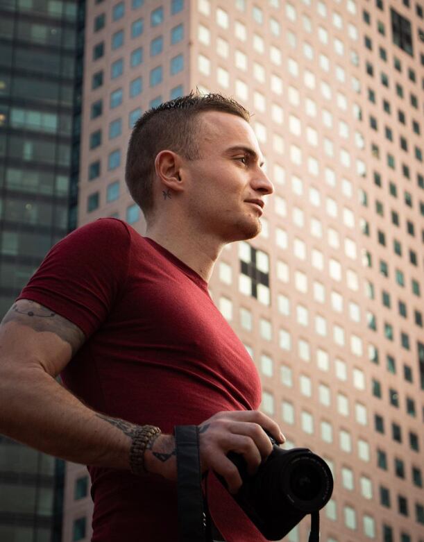 El fotógrafo cayó de un piso 68 de un complejo de torres en Hong Kong.