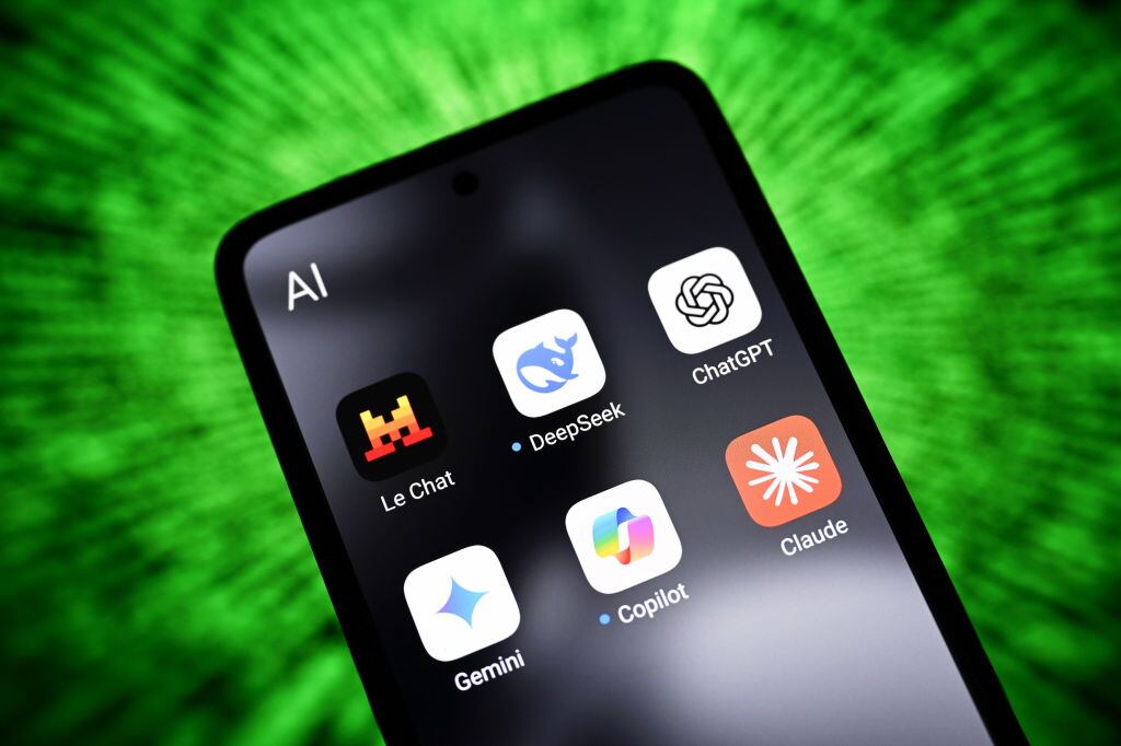 Usuarios migran de buscadores a IA, pese a que estudios evidencian falta de precisión.