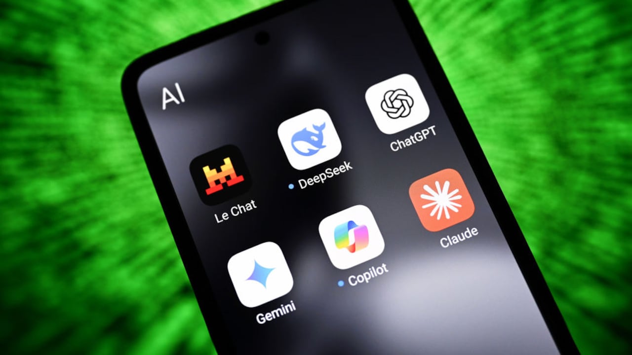 Usuarios migran de buscadores a IA, pese a que estudios evidencian falta de precisión.