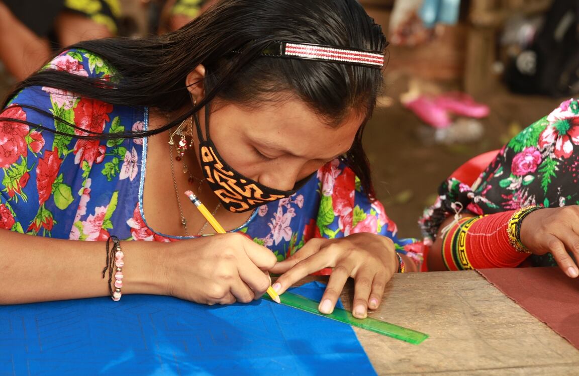 Con aguja e hilo, varias comunidades del país bordan su pasado perdido como una forma de reparación integral de los pueblos indígenas. La Unidad de Restitución de Tierras le apuesta a esta alternativa, llamada Manos Ancestrales.