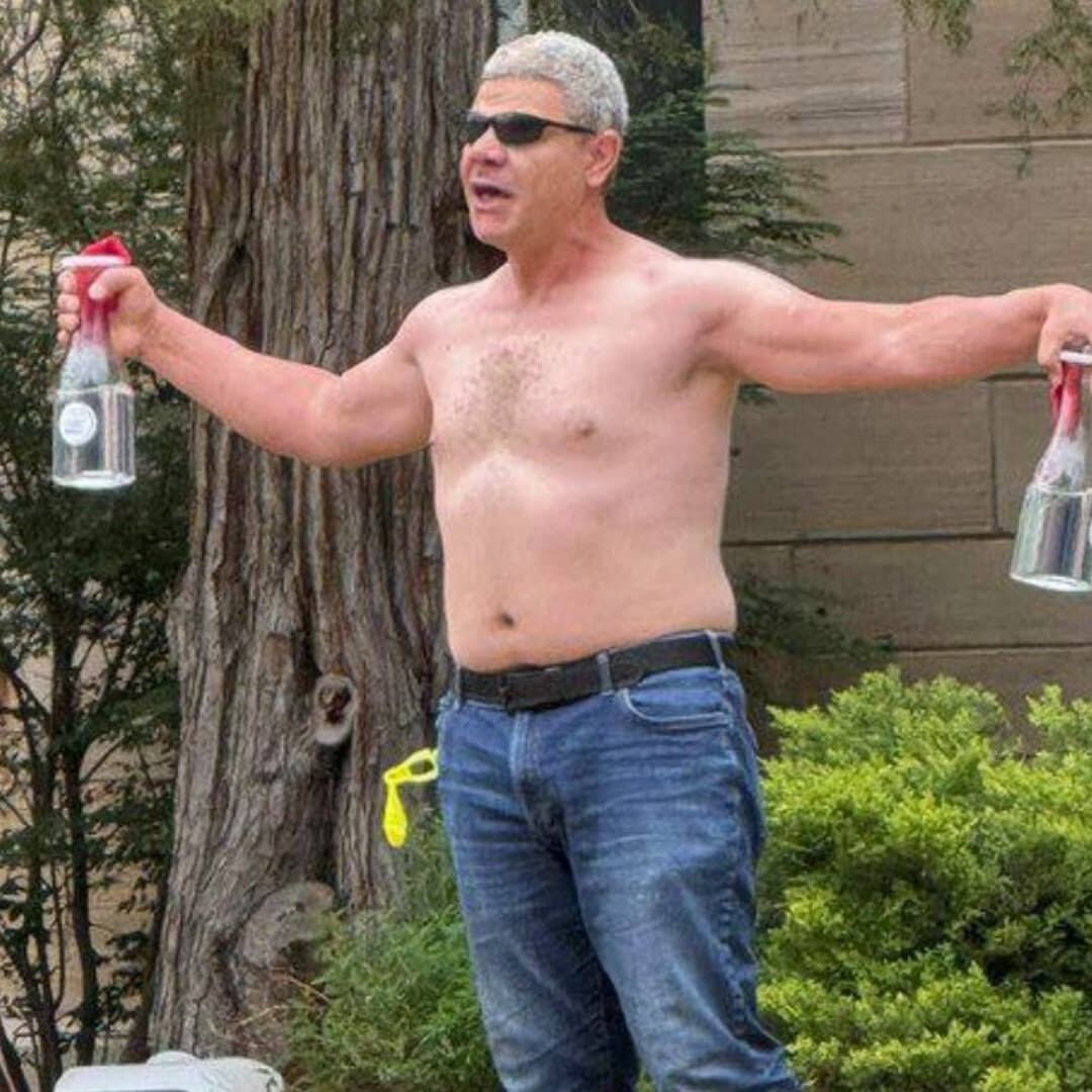 Hombre con cócteles molotov en la mano durante ataque en Boulder, Colorado.