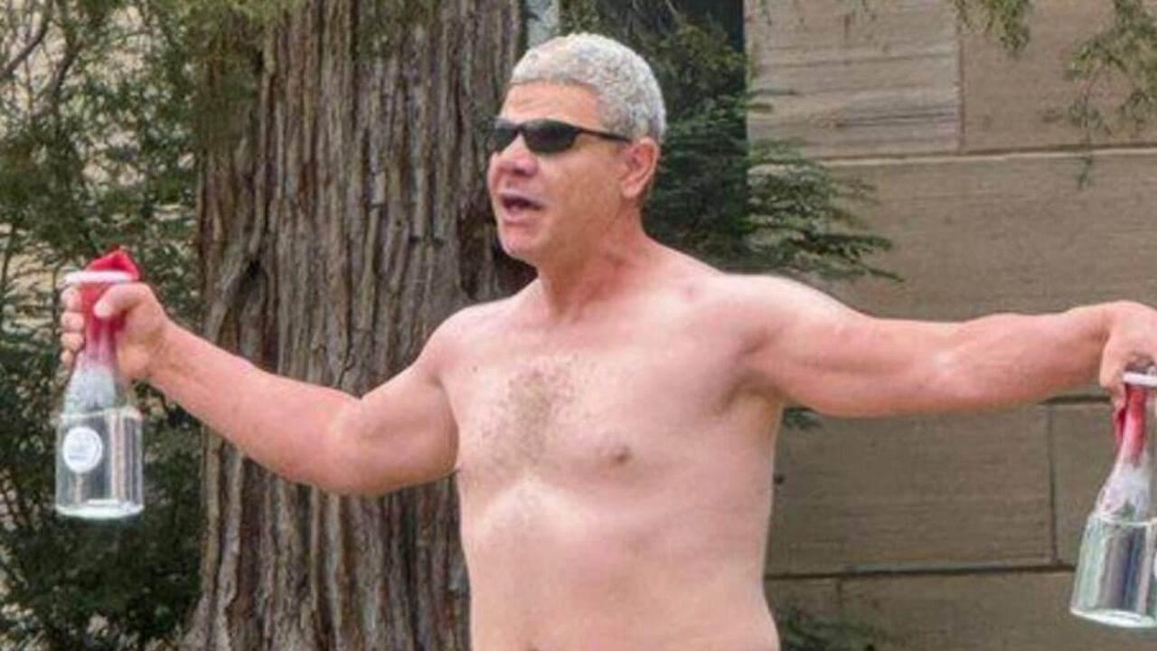 Mohamed Sabry Soliman, sin camisa y armado con cócteles molotov, es captado mientras inicia su ataque contra un grupo de manifestantes en Pearl Street Mall.
