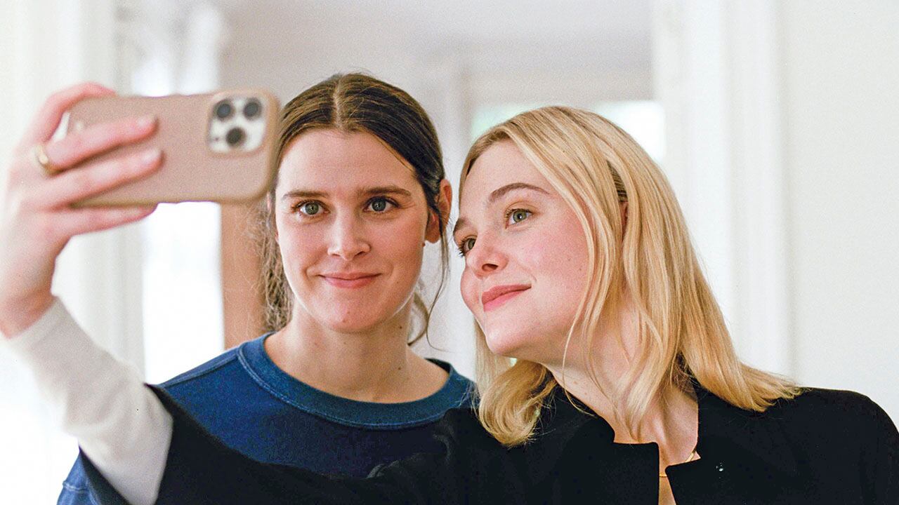 Elle Fanning suele llenar de luz sus películas. Esta no es la excepción.