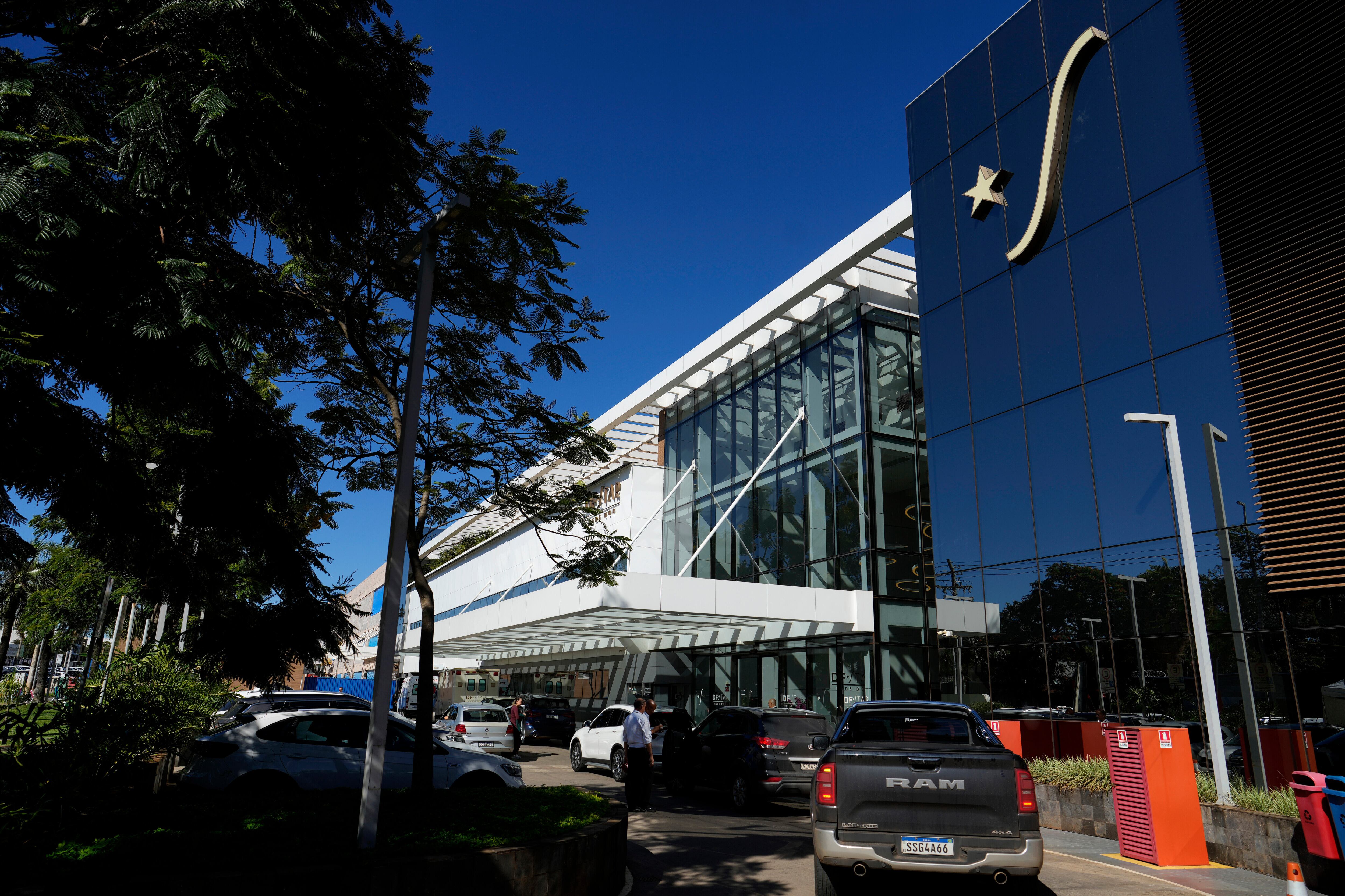 El hospital donde el expresidente Jair Bolsonaro fue trasladado desde la prisión para ser operado en Brasilia, Brasil.