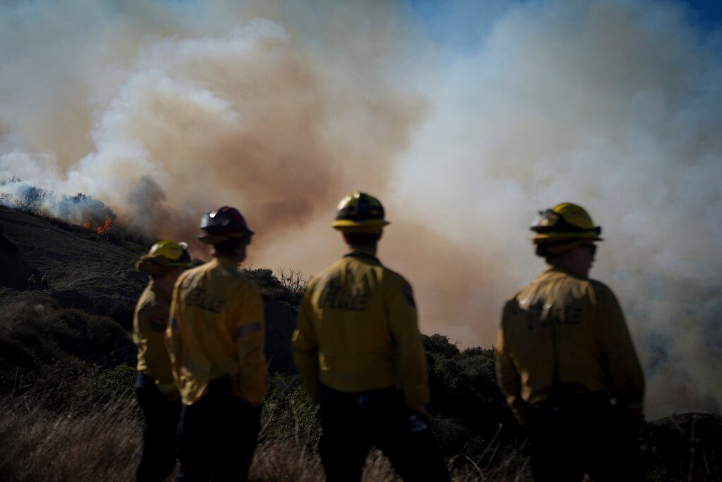 Bomberos vigilan el incendio Palisades en las afueras del vecindario de Pacific Palisades en Los Ángeles, California, el viernes 10 de enero de 2025. (AP Foto/Eric Thayer)