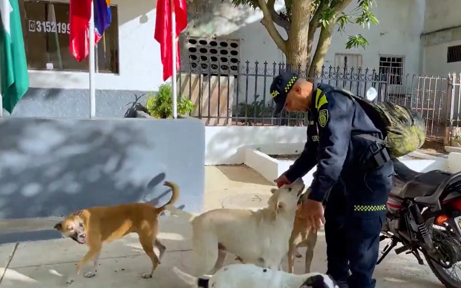El agente Justo Rafael Rodríguez Gutiérrez en medio de su servicio policial.