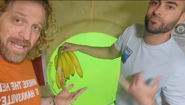 El profesor Dituri explicó algunos de los fenómenos que se dan bajo el agua. Por ejemplo, mostró cómo una banana explotó a causa de la presión.El profesor Dituri explicó algunos de los fenómenos que se dan bajo el agua. Por ejemplo, mostró cómo una banana explotó a causa de la presión.