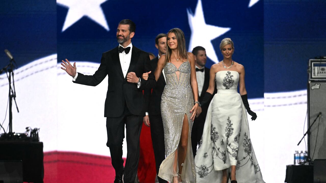 Kai Trump, nieta mayor de Donald Trump, junto a su padre Donald Trump Jr. durante el baile inaugural de la posesión presidencial.