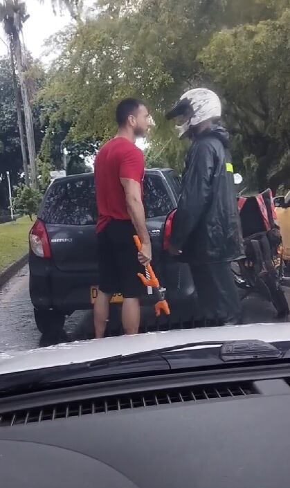 Intolerancia en las vías de Cali; dos conductores se agarraron a puño limpio después de chocar.