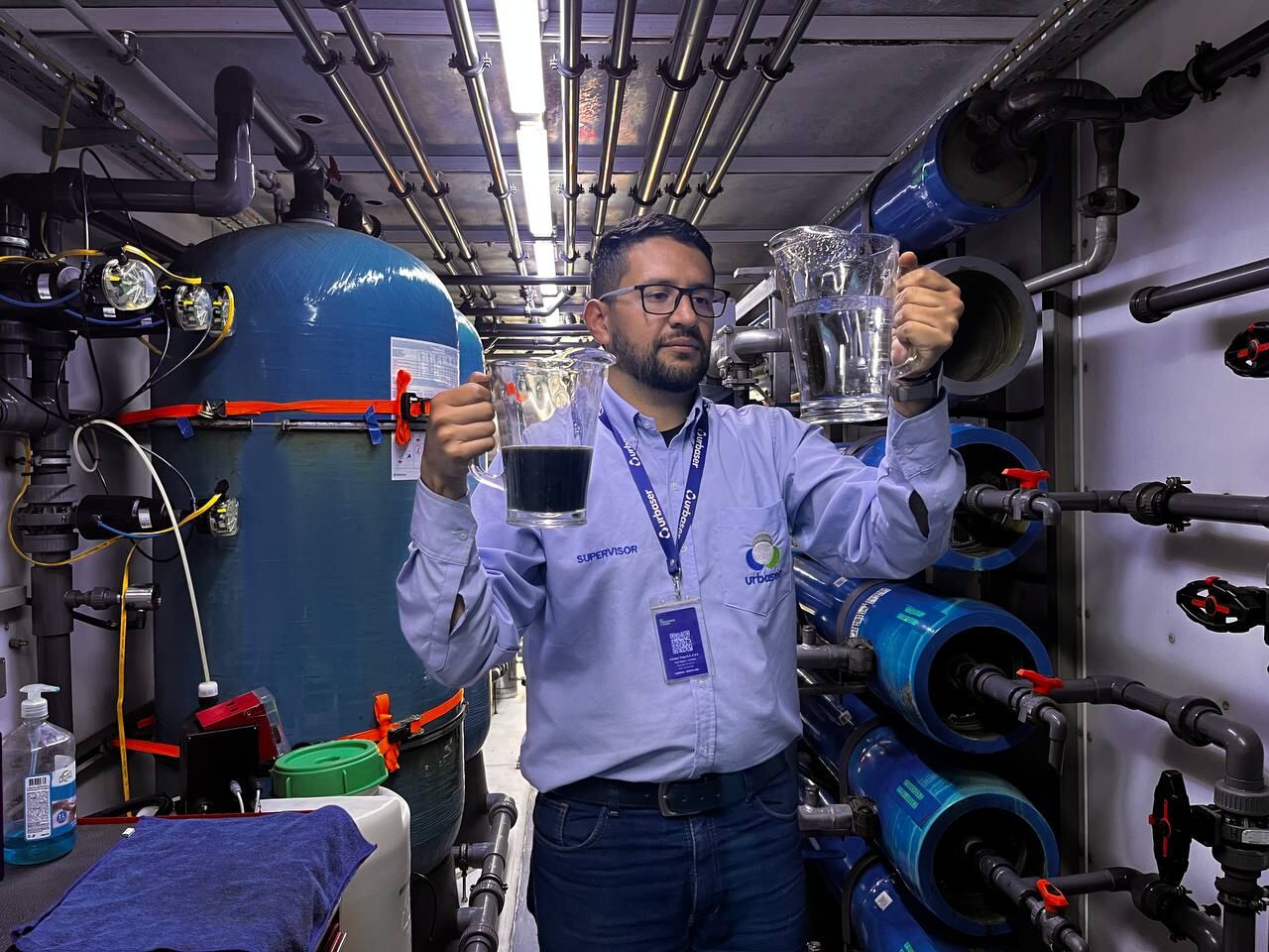 La ósmosis inversa trata los lixiviados filtrado a nivel molecular iones y otros compuestos indeseables con la remoción del 95 % de trazas contaminantes.