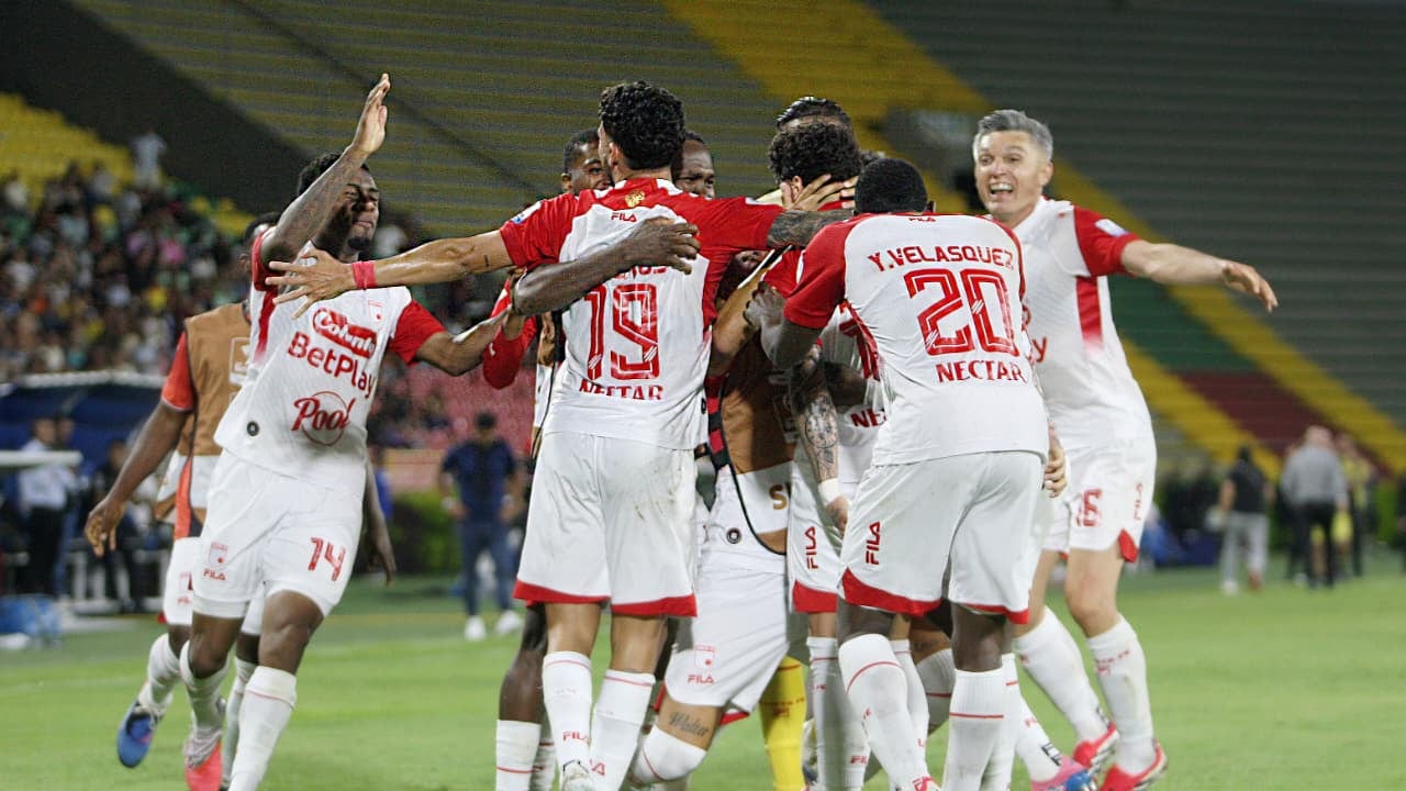 Independiente Santa Fe celebrando un gol frente al Deportes Tolima en Ibagué.