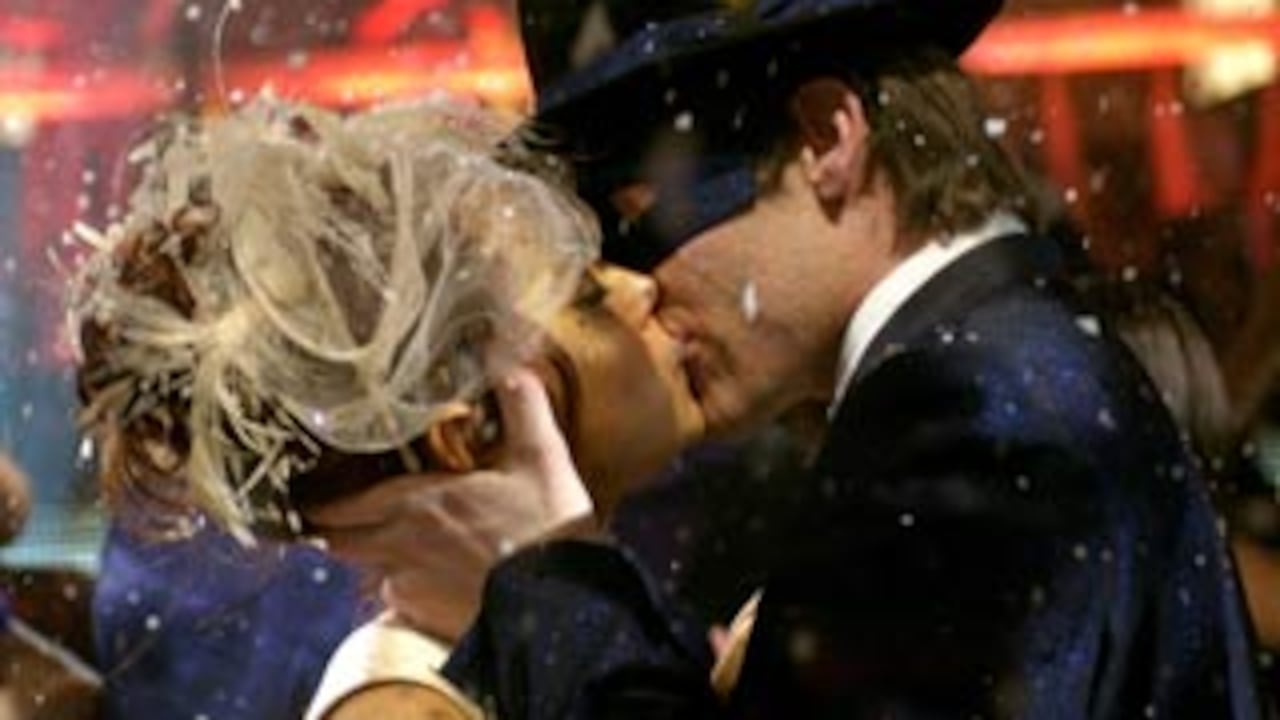 Ashley Albright (Lohan) pierde su buena suerte al besar a un desconocido sin fortuna llamado Jake Hardin (Chris Pine)