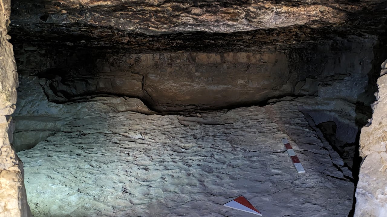 Esta fotografía publicada por el Ministerio de Turismo y Antigüedades de Egipto el 24 de junio de 2024 muestra el sitio del descubrimiento de 33 tumbas antiguas en la ciudad de Asuán, en el sur de Egipto (Foto del Ministerio de Antigüedades de Egipto / AFP)