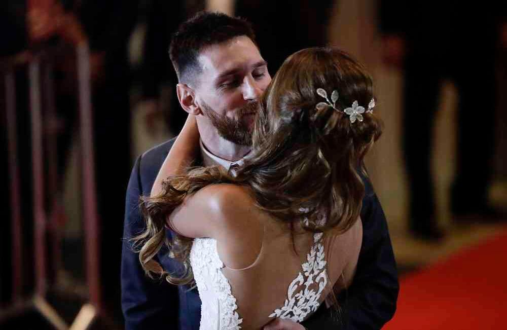 Los recién casados, Lionel Messi y Antonella Rocuzzo. Foto: AFP