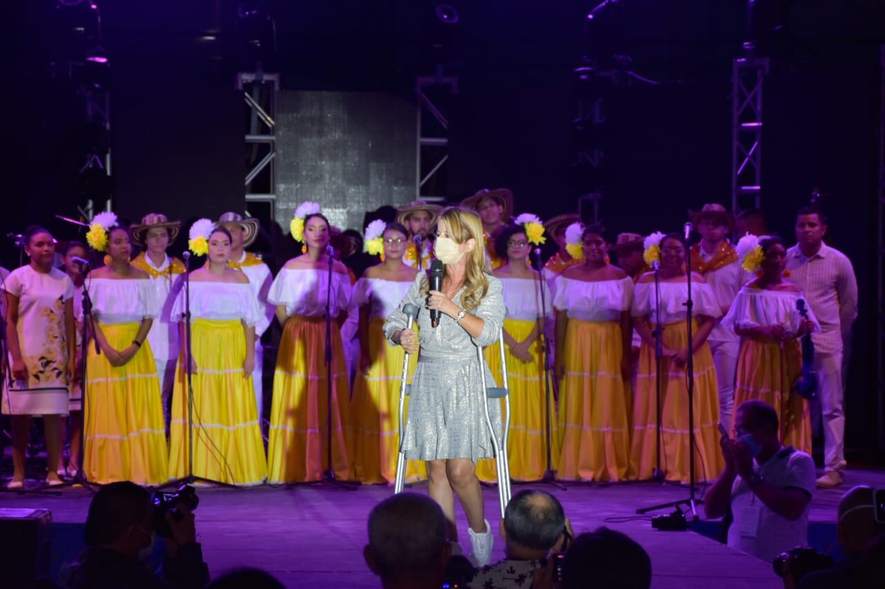 Elsa Noguera, gobernadora del Atlántico, durante la inauguración de la nueva plaza de Puerto Colombia.