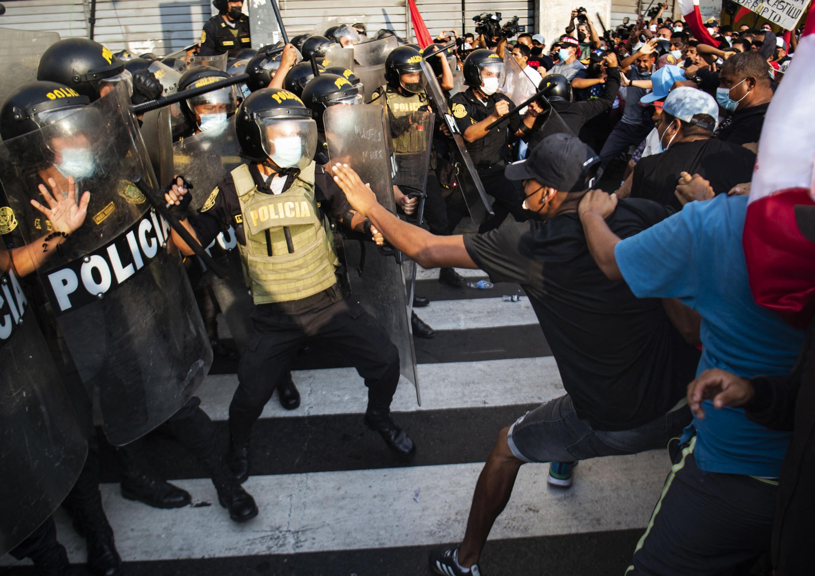 La gente choca con la policía antidisturbios durante una protesta contra el gobierno del presidente de Perú, Pedro Castillo, en Lima el 05 de abril de 2022.