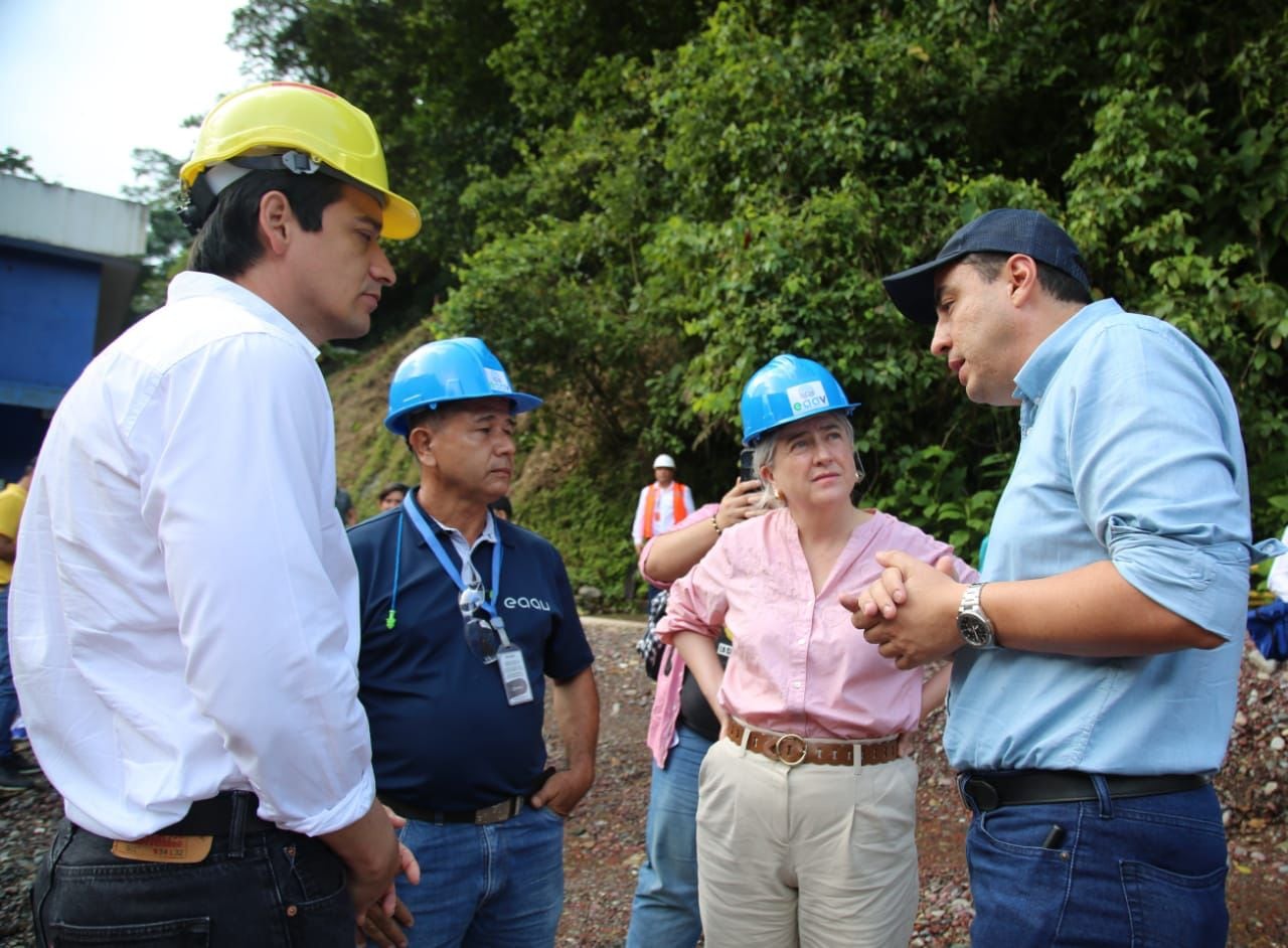 Ministra de Vivienda Catalina velasco y Alcalde de Villavicencio Felipe Harman