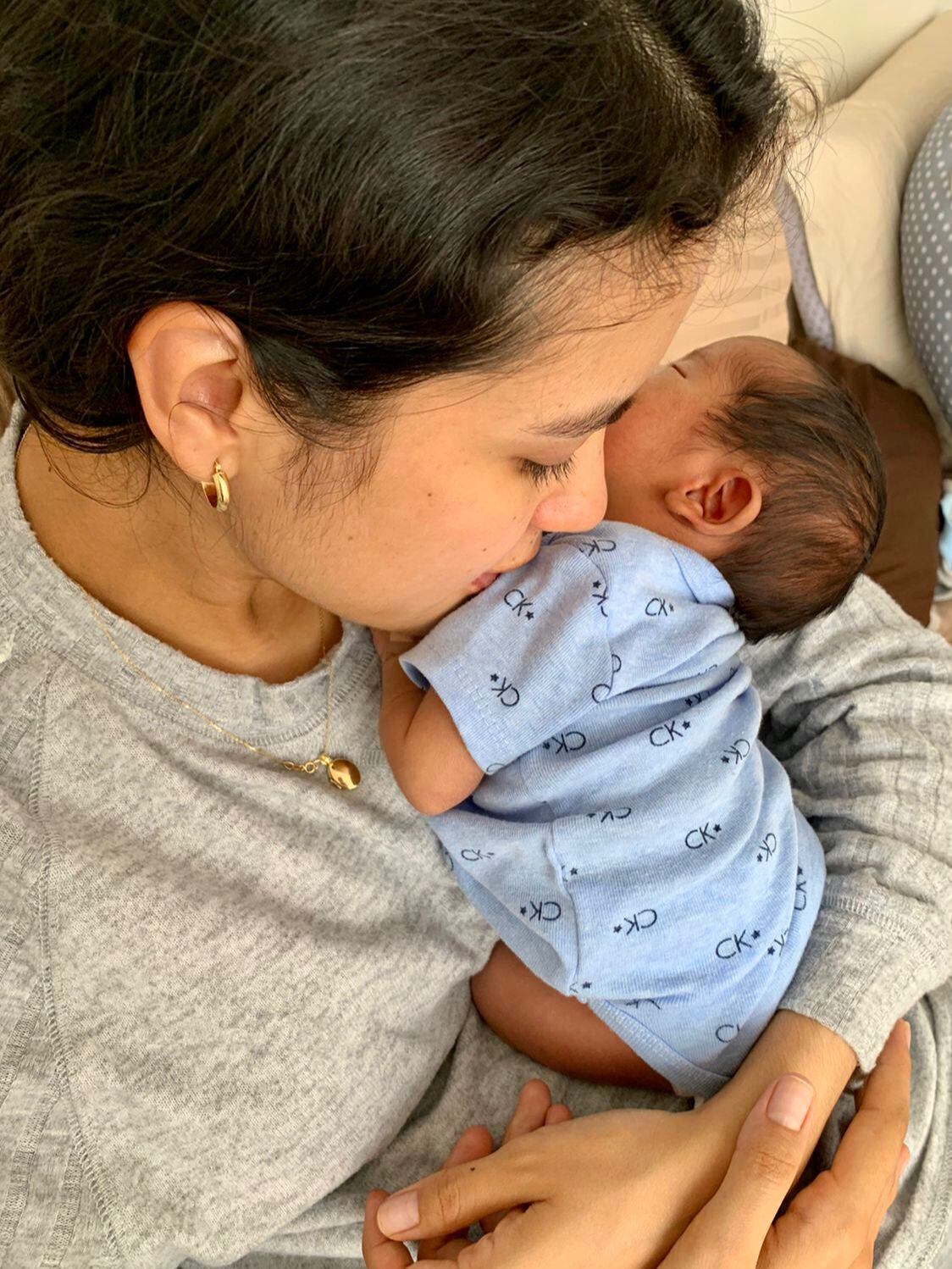 La actriz Katherine Escobar y su hijo Leví Devia Escobar.