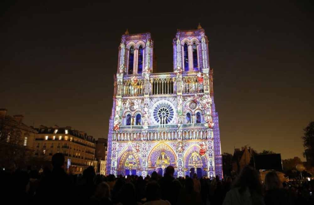 Un espectáculo de luz y sonido llamado 'Dame de Coeur' se proyecta en la fachada de la Catedral de Notre Dame el 7 de noviembre de 2017 en París, Francia. FOTO:  Chesnot  / Getty Images.