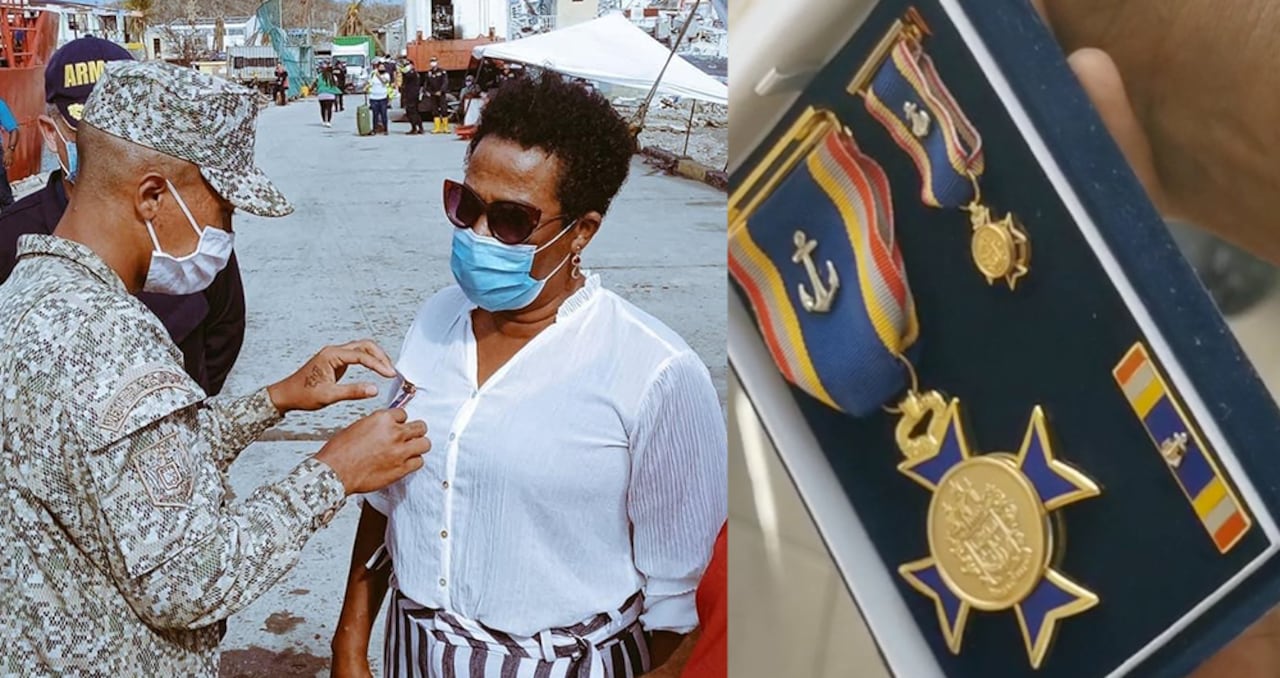 Esta es la condecoración de servicios distinguidos a la Armada Nacional, impuesta a Elsa Robinson Hawkings en noviembre de 2020 por parte de los mismos Infantes de Marina a quienes brindó refugio y alimento durante el paso del huracán Iota por las islas de Providencia y Santa Catalina