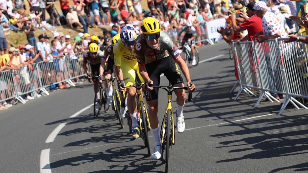 Jumbo-Visma team's Belgian rider Tiesj Benoot (R) and Jumbo-Visma team's Belgian rider Wout Van Aert (C) wearing the overall leader's yellow jersey cycles in a breakaway during the 4th stage of the 109th edition of the Tour de France cycling race, 171,5 km between Dunkirk and Calais, in northern France, on July 5, 2022.
AFP/Thomas SAMSON