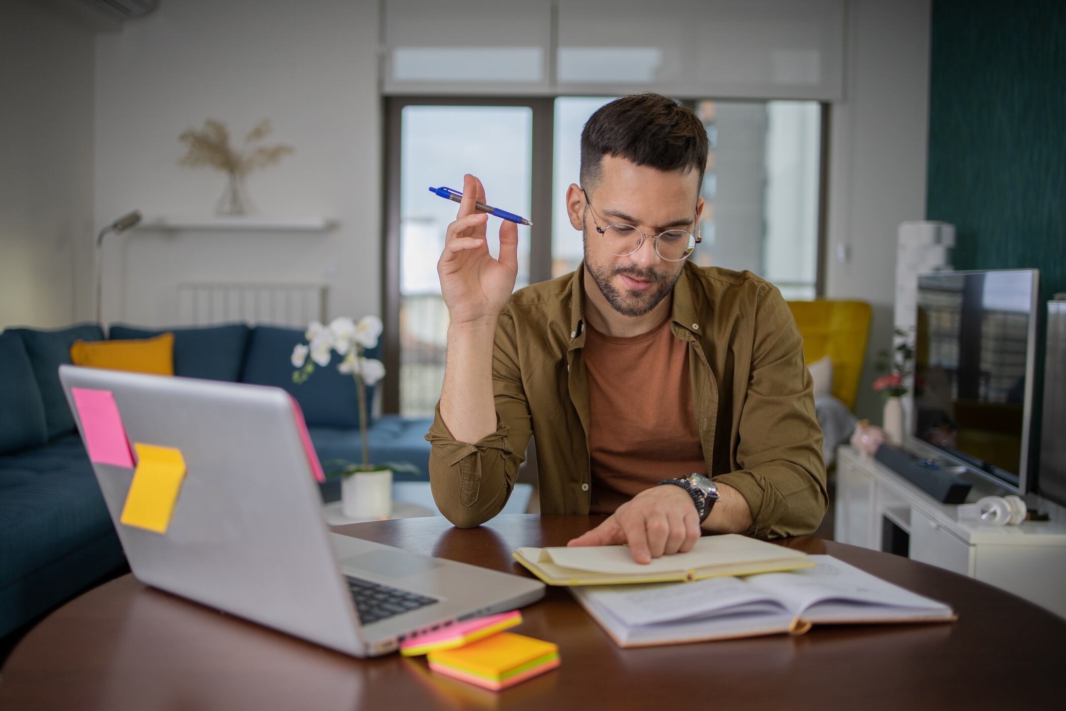 La Universidad de Cambridge y MinTIC se han unido para ofrecer 200 becas virtuales de inglés, facilitando así el acceso a la educación para aquellos que cumplan con los requisitos establecidos.