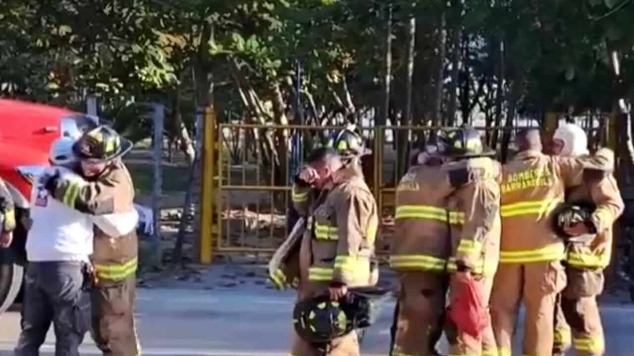 Bomberos lloran la muerte del sargento Javier Solano, de 53 años, en medio de la emergencia