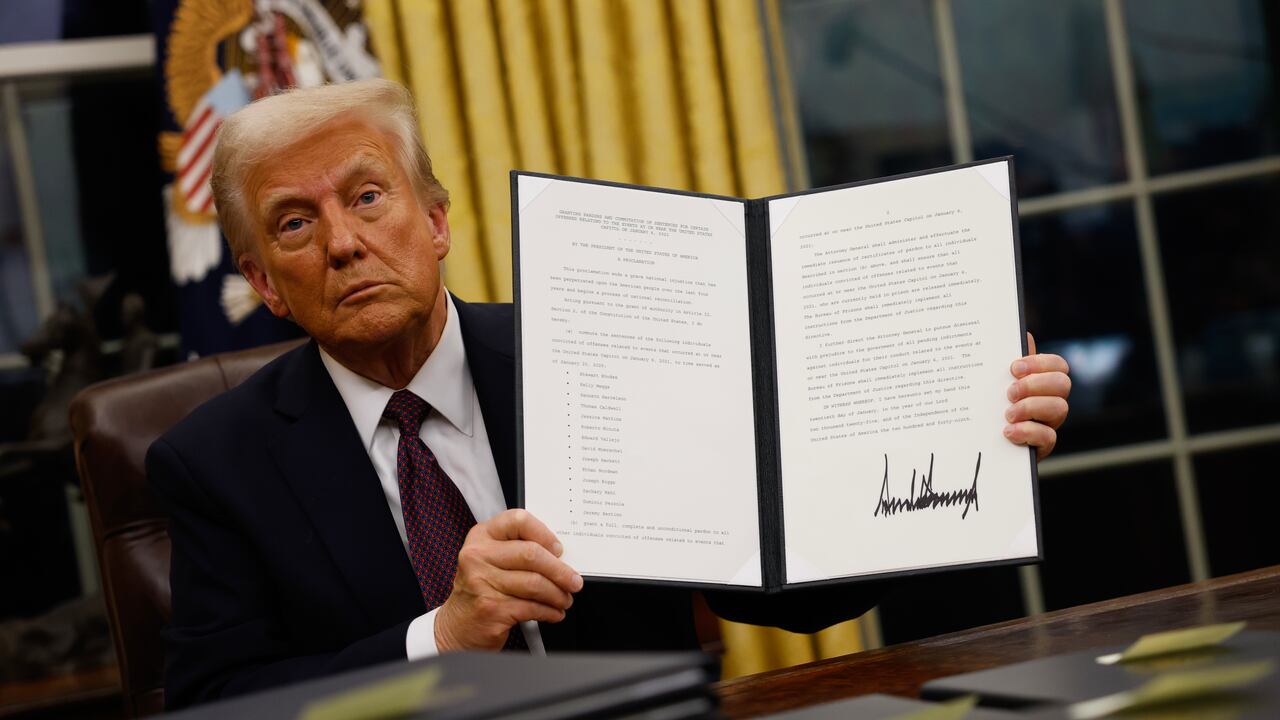 Donald Trump firma órdenes ejecutivas.