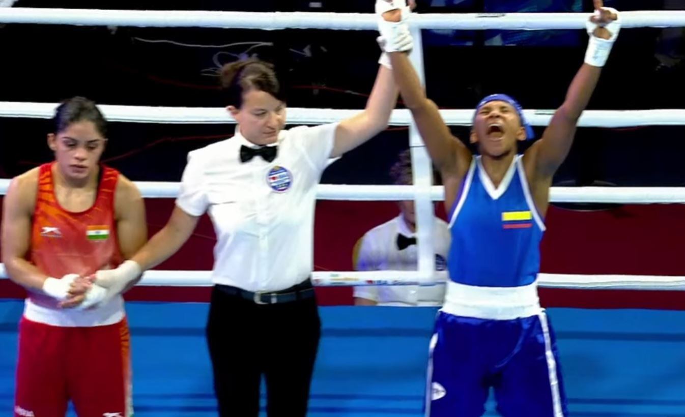 Íngrit Valencia (azul), boxeadora colombiana.