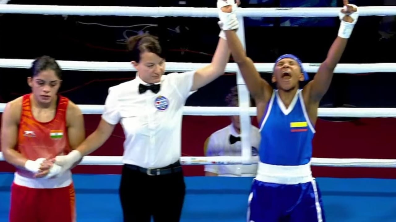 Íngrit Valencia (azul), boxeadora colombiana.