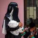 Los yemeníes esperan que sus hijos reciban una vacuna contra la poliomielitis por parte de los trabajadores de la salud como parte de una campaña de inmunización en la tercera ciudad de Yemen, Taez, el 19 de febrero de 2022. (Foto de AHMAD AL-BASHA / AFP)